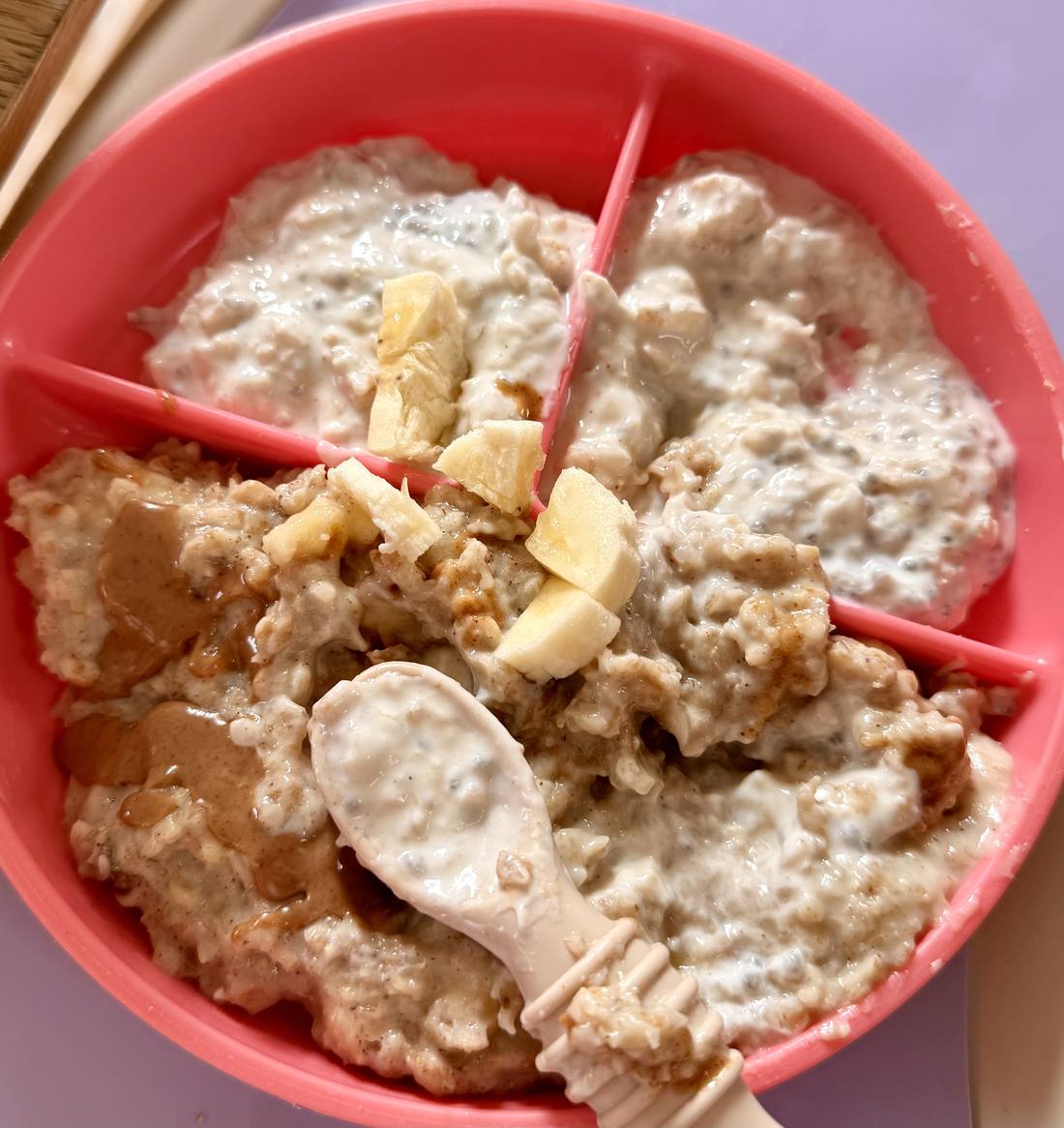 Kleini Bowl – mildes Porridge auf dem roten Teller