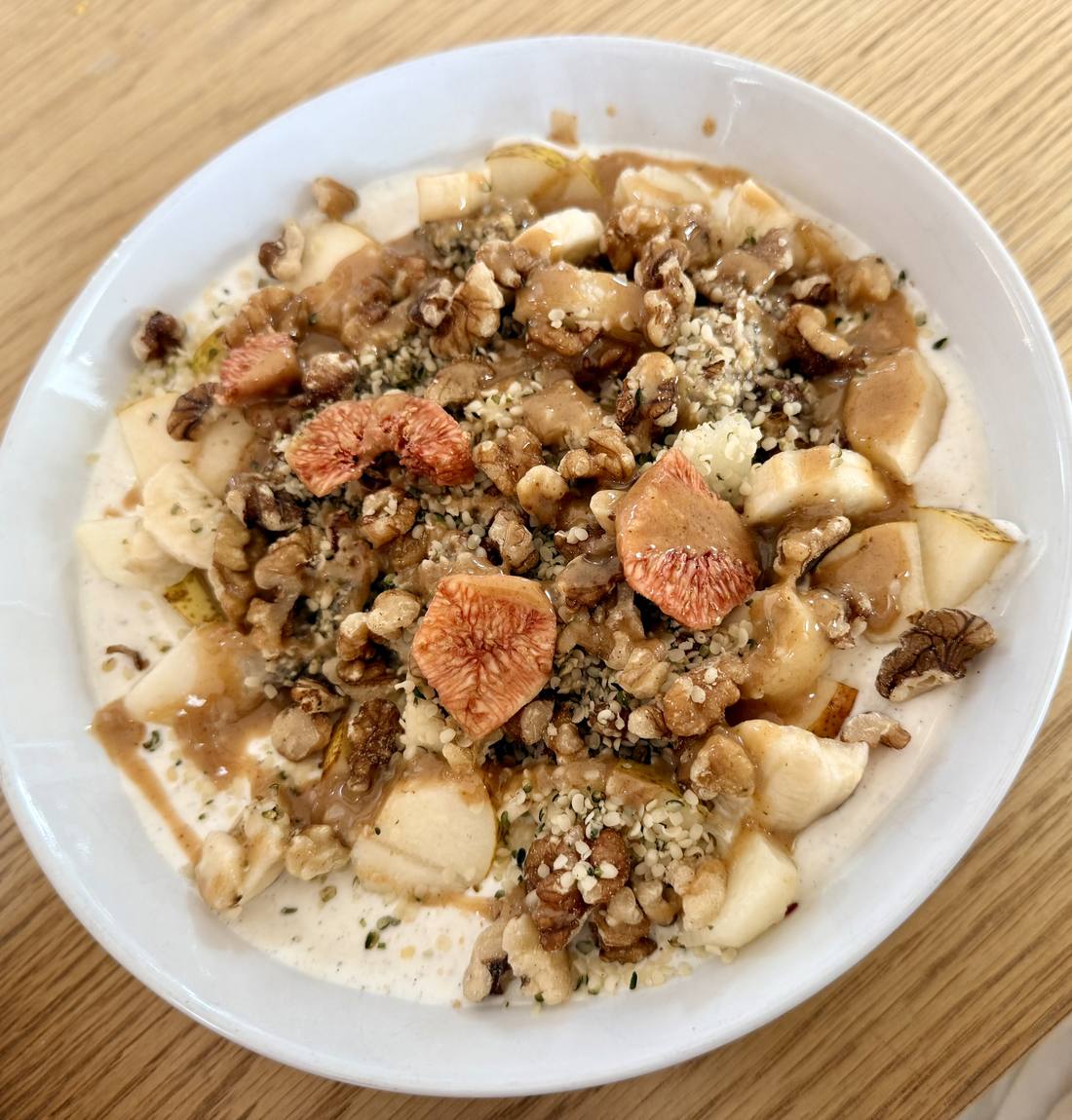 Autumn Fig Bowl: Feigenspalten auf Vanille-Creme mit Birne, Banane und Walnüssen