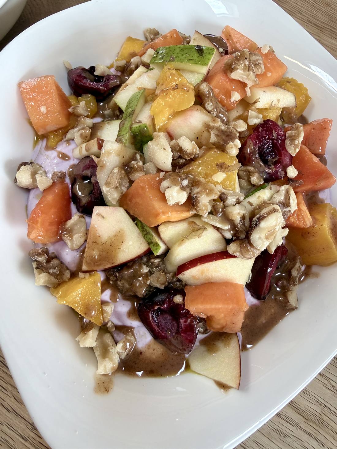 Market Day Bowl: Kirschen, Papaya, Apfel und Birne auf lila Heidelbeer-Creme