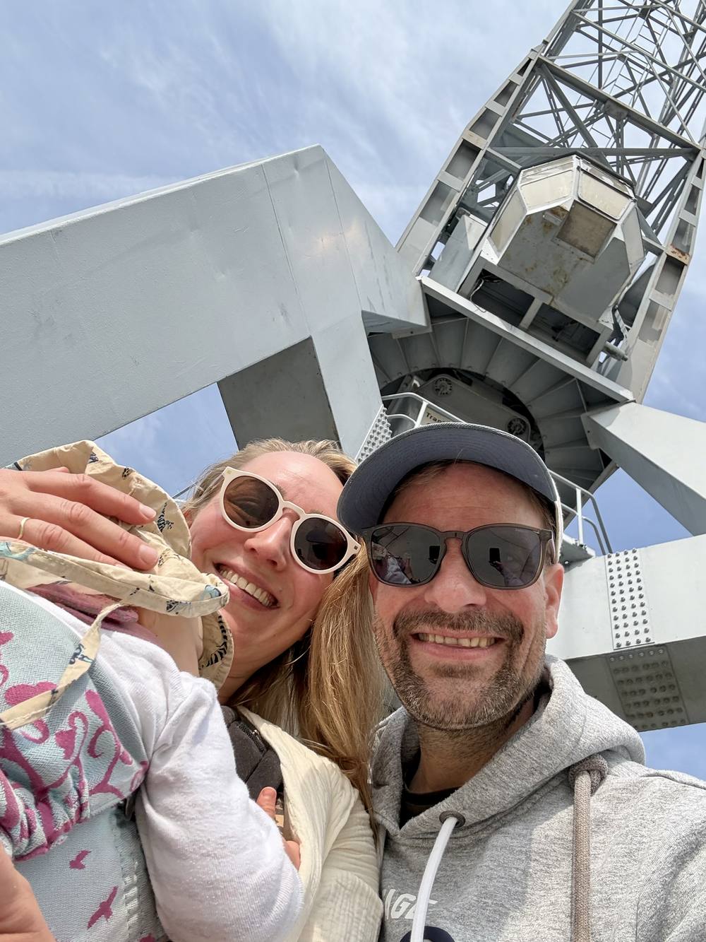 Robert und Lisa mit Tochter am Hamburger Hafen